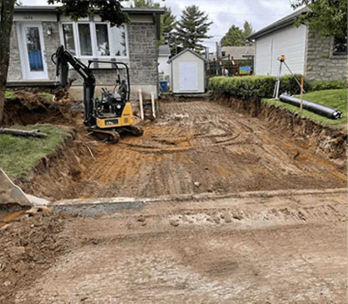 Terrassement résidentiel à Lévis avec mini-excavatrice – Aménagement Marosa