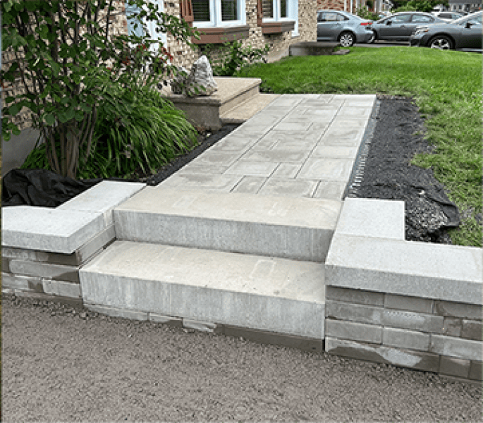 Entrée de maison aménagée avec blocs et pavé – Montmagny