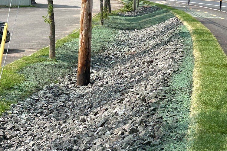 Hydro-ensemencement autour d’un fossé enroché pour stabilisation de talus – Aménagement Marosa sur la Rive-Sud de Québec