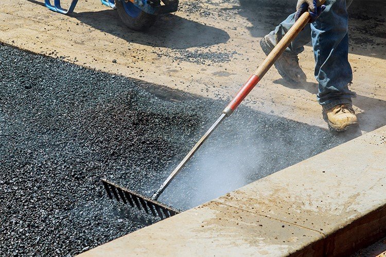 Travaux de pavage en asphalte avec finition manuelle au râteau – Aménagement Marosa, Lévis et Rive-Sud de Québec