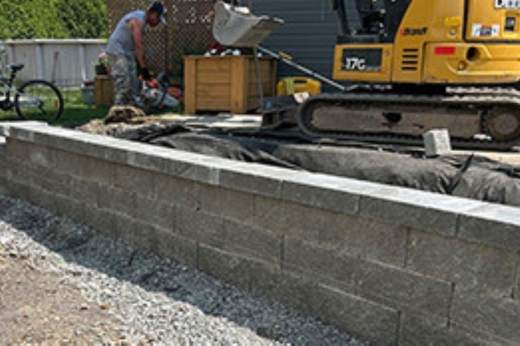 Construction de muret de soutènement avec blocs de béton par Aménagement Marosa – Travaux de terrassement à Lévis