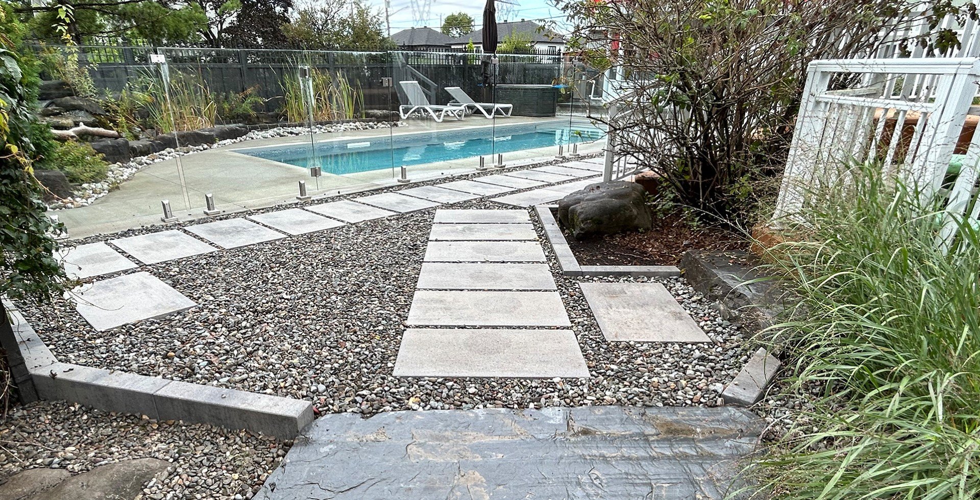 Aménagement de cour avec pierre naturelle et végétation – Bellechasse