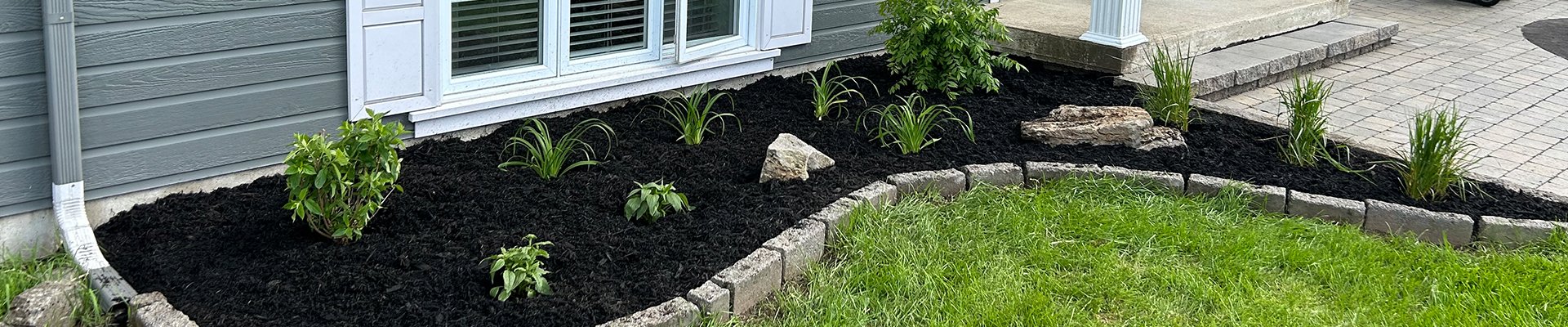 Création de plate-bande décorative résidentielle en Beauce par Aménagement Marosa